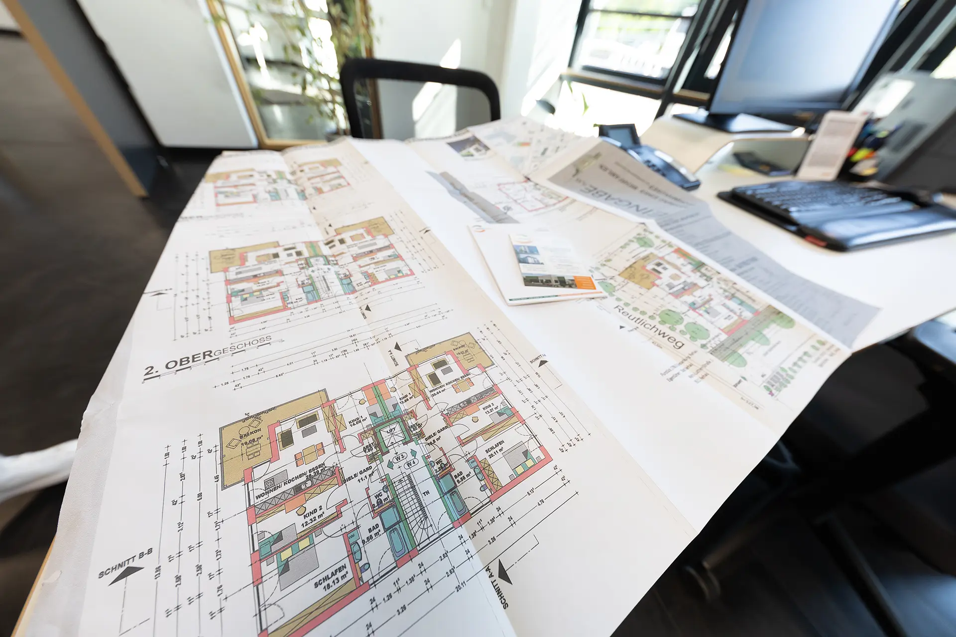IMG_9949 Wohnungspläne und Grundrisse ausgebreitet auf einem Tisch