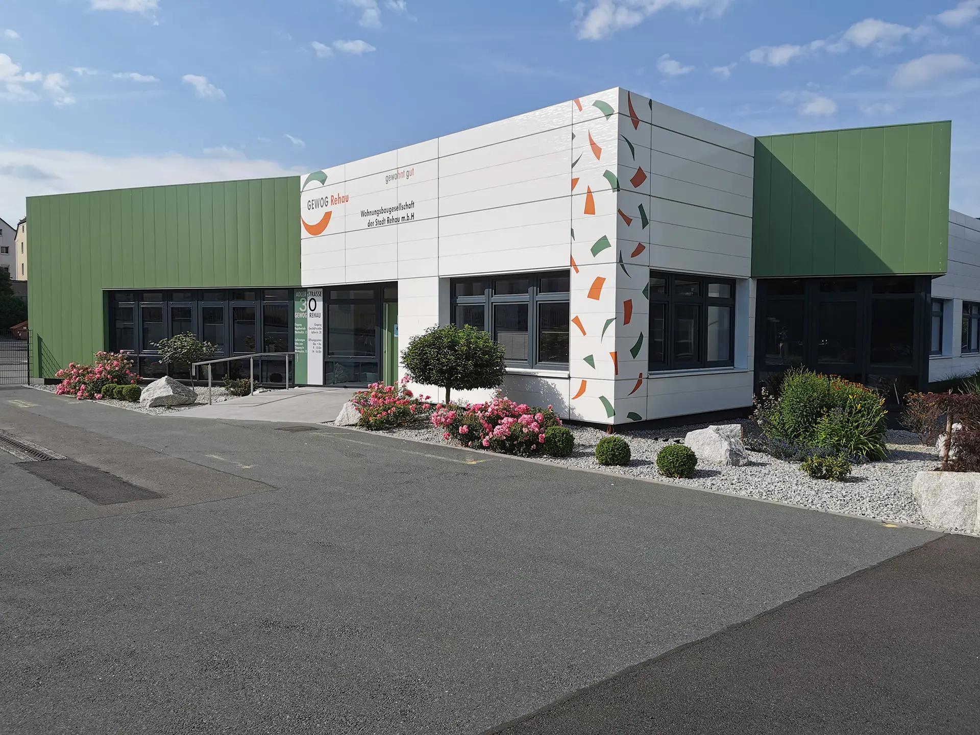 IMG_20220706_091719 Kopie Außenansicht des GEWOG Gebäudes mit Fahrzeugen im Vordergrund